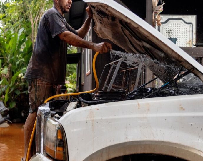 historic-hawaii-floods-leave-2,000-people-without-power