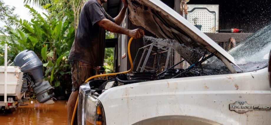 historic-hawaii-floods-leave-2,000-people-without-power