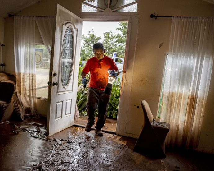 flood-risk-continues-in-hawaii-as-north-shore-residents-return-to-destroyed-homes