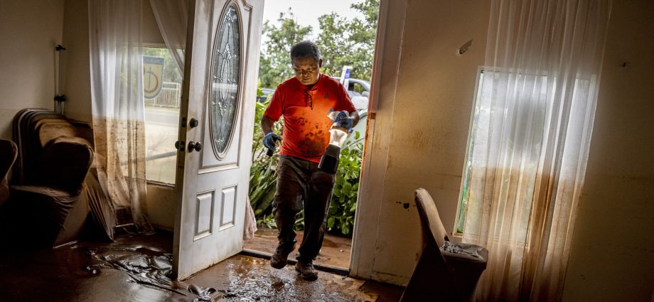 flood-risk-continues-in-hawaii-as-north-shore-residents-return-to-destroyed-homes