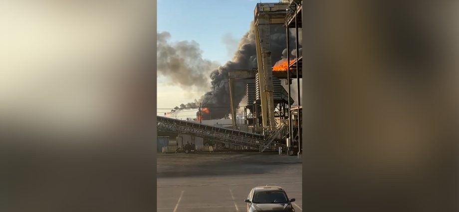 texas-oil-refinery-in-flames-after-explosion
