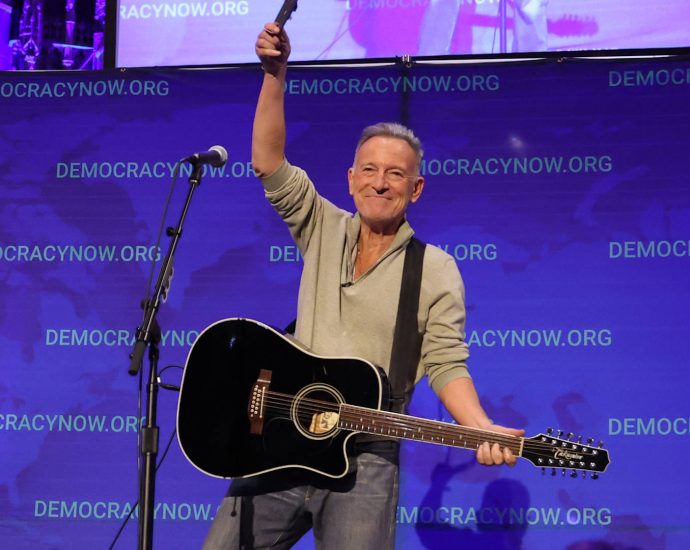 bruce-springsteen-performs-“streets-of-minneapolis”-at-democracy-now!’s-30th-anniversary