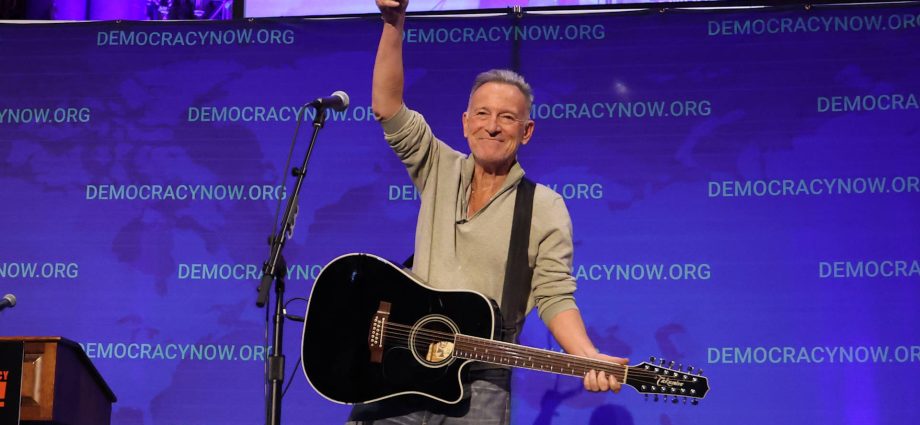 bruce-springsteen-performs-“streets-of-minneapolis”-at-democracy-now!’s-30th-anniversary