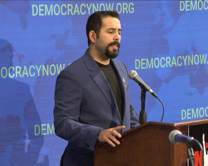 “under-the-rubble”:-pulitzer-prize-winner-reads-poem-about-gaza-at-democracy-now!’s-30th-anniversary