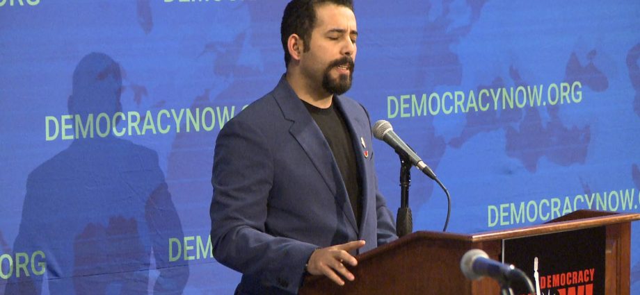 “under-the-rubble”:-pulitzer-prize-winner-reads-poem-about-gaza-at-democracy-now!’s-30th-anniversary