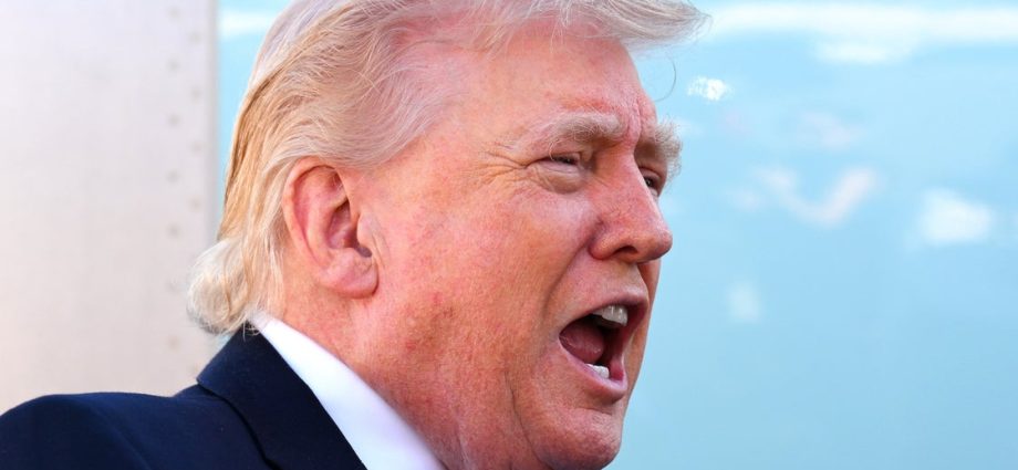 ‘next-level-bootlicking’: critics-mock-the-traitor-after-‘pathetic’-public-praise-session