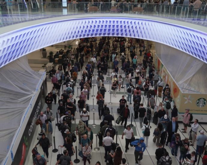 long-lines,-unpaid-tsa-workers:-experts-say-us-air-travel-system-in-crisis