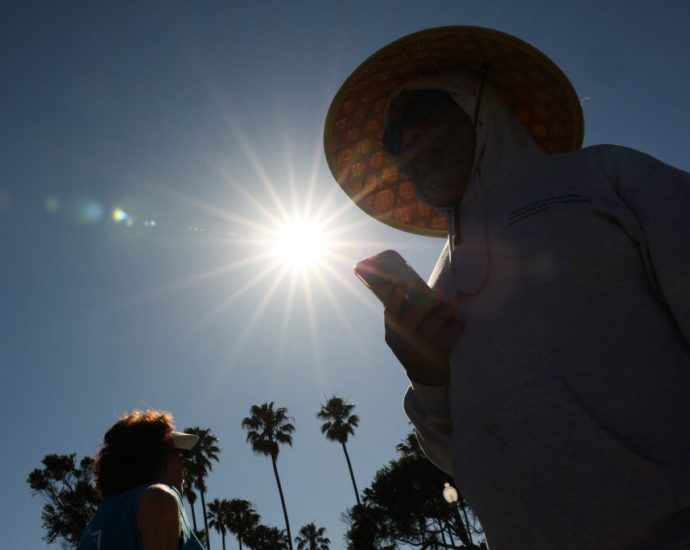 as-storms-pummel-hawaii,-the-western-us.-continues-to-bake-amid-record-breaking-heat-wave