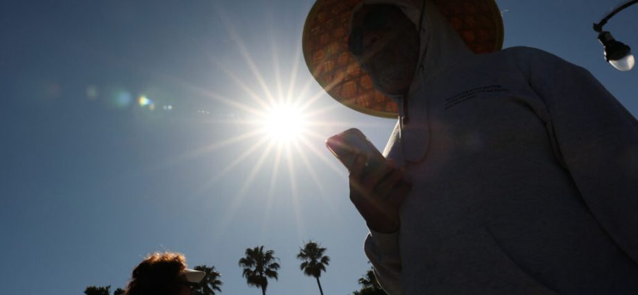 as-storms-pummel-hawaii,-the-western-us.-continues-to-bake-amid-record-breaking-heat-wave