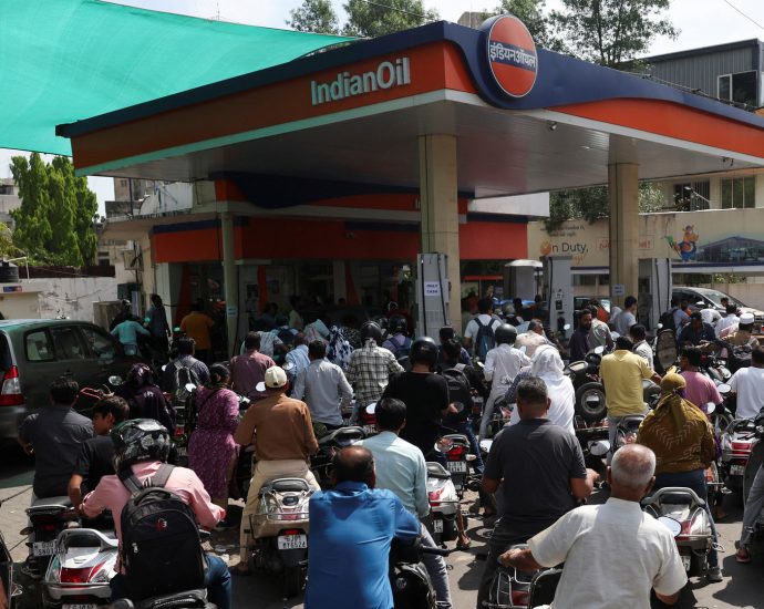 indian-police-manage-long-lines-as-panic-grows-over-fuel-shortages