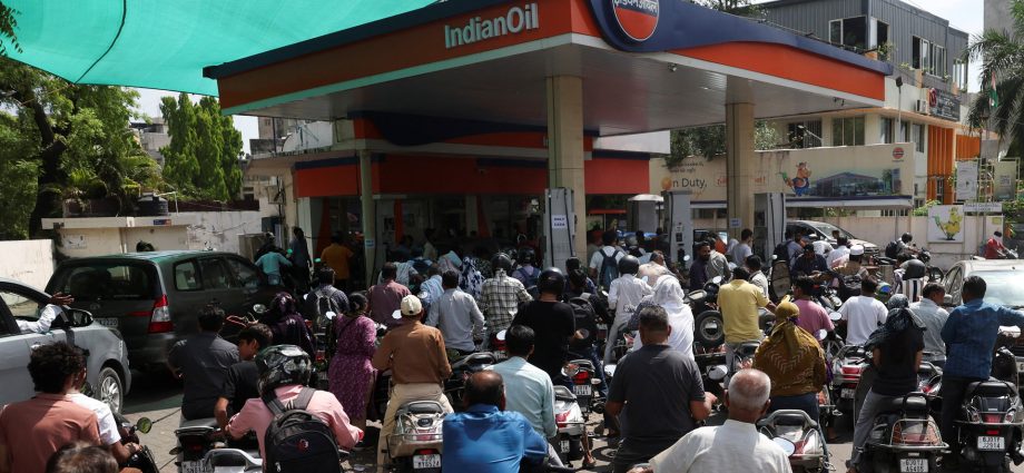 indian-police-manage-long-lines-as-panic-grows-over-fuel-shortages
