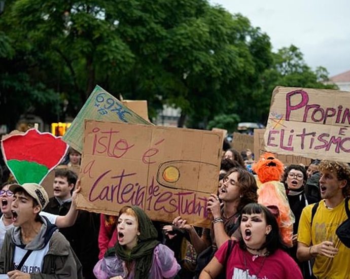 portugal:-students-protest-for-better-conditions-and-against-tuition-fees