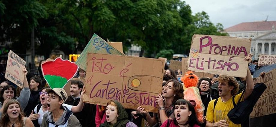 portugal:-students-protest-for-better-conditions-and-against-tuition-fees