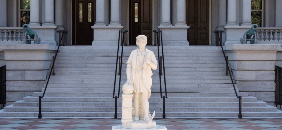 the-traitor-installs-divisive-replica-christopher-columbus-statue-on-white-house-grounds