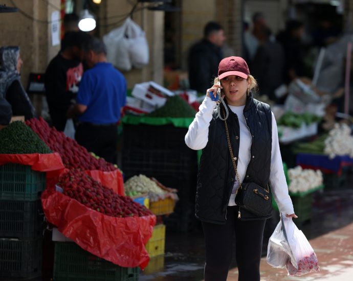 amid-us-israeli-attacks,-people-in-iran-struggle-to-survive-ailing-economy