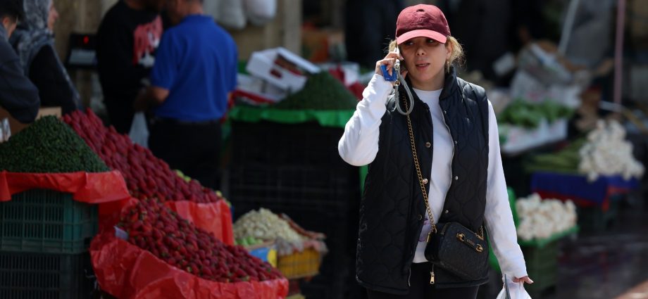 amid-us-israeli-attacks,-people-in-iran-struggle-to-survive-ailing-economy