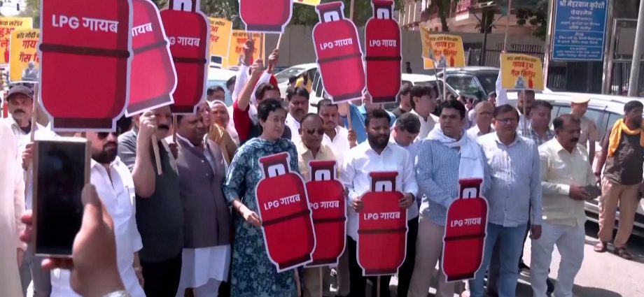 protest-in-india-over-cooking-gas-crisis