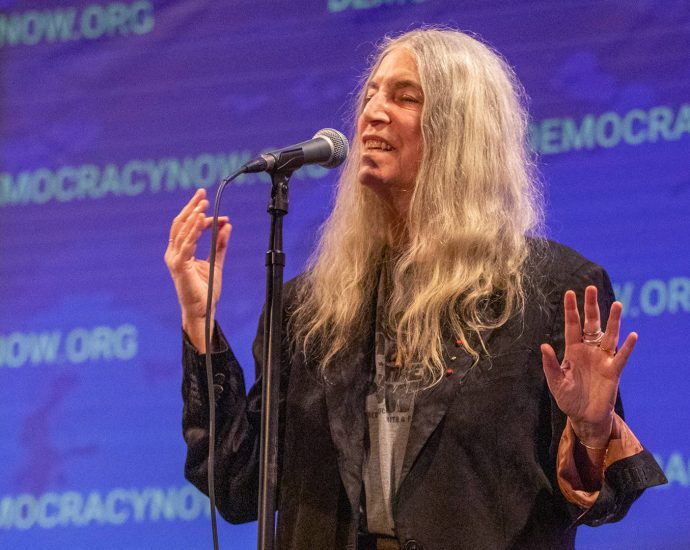 patti-smith-remembers-rachel-corrie,-sings-“peaceable-kingdom”-at-dn!’s-30th-anniversary-event