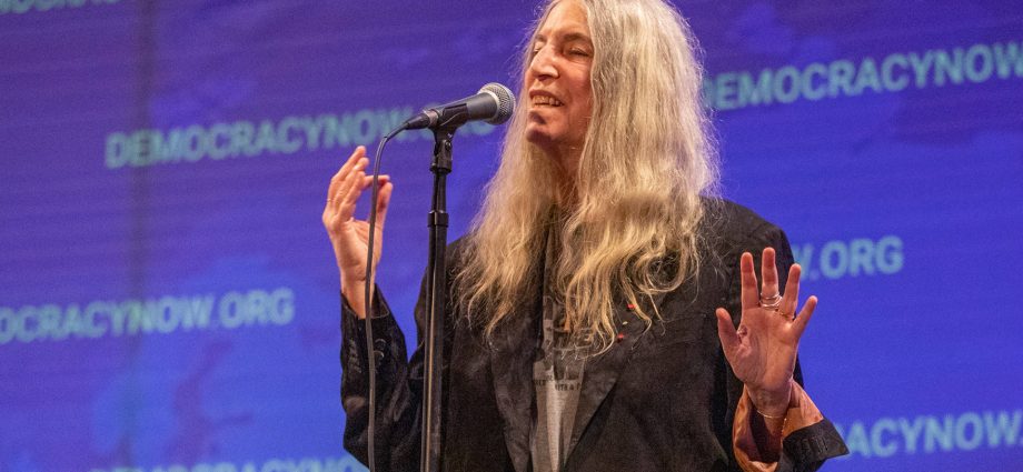 patti-smith-remembers-rachel-corrie,-sings-“peaceable-kingdom”-at-dn!’s-30th-anniversary-event