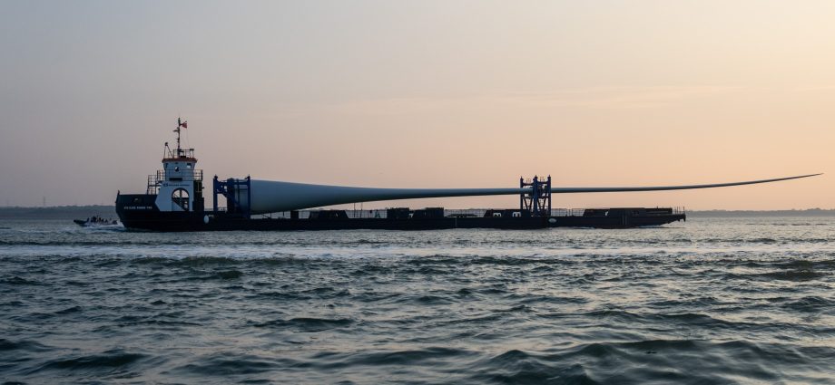 a-$1b-offshore-wind-buyout-promises-to-lower-monthly-bills.-it’s-not-that-simple