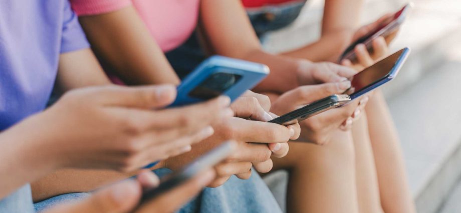 uk-wants-to-know-if-banning-under-16s-from-social-media-does-anything-useful