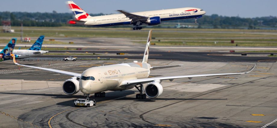 here’s-how-much-range-the-airbus-a350-1000-has-compared-to-the-boeing-777-300er