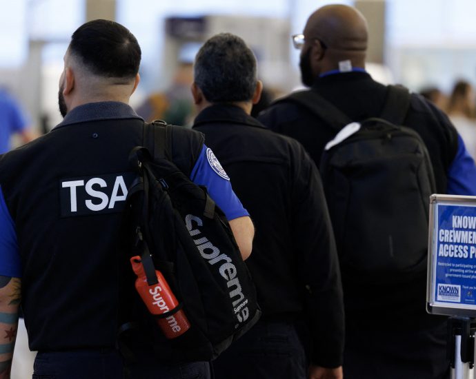 the-traitor-announces-emergency-tsa-funding-order-to-unsnarl-airport-lines