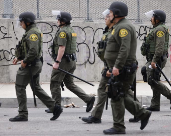 dhs-attorney-said-agents-in-los-angeles-should-have-‘started-hitting’-protesters,-emails-show