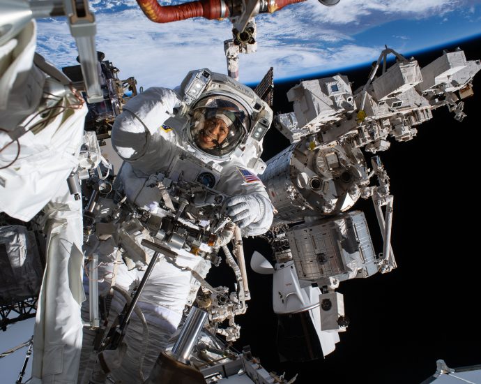 crew-off-duty,-cosmonauts-work-cargo-and-station-upkeep