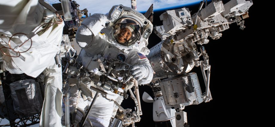 crew-off-duty,-cosmonauts-work-cargo-and-station-upkeep