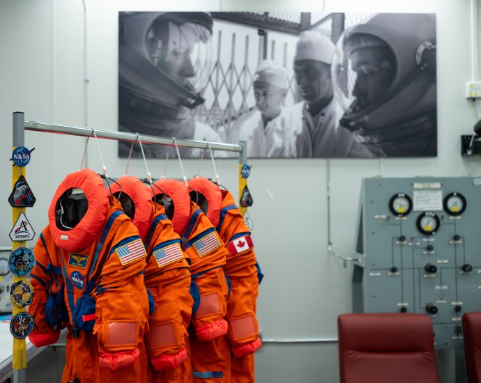 artemis-ii-crew’s-suits
