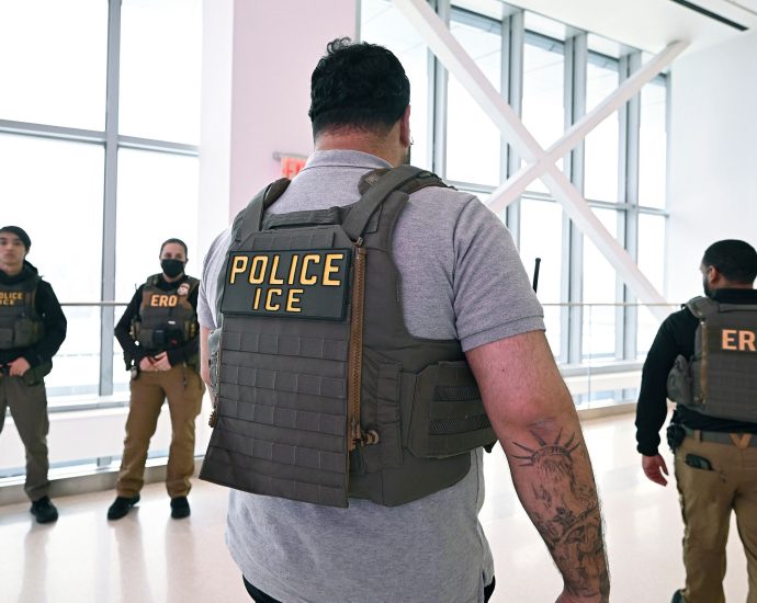 ice-agents-frustrate-airport-workers-as-shutdown-drags-on