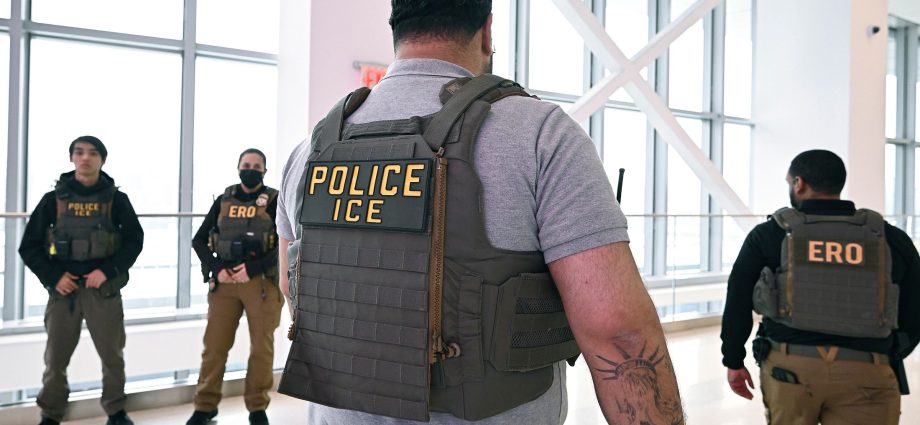 ice-agents-frustrate-airport-workers-as-shutdown-drags-on