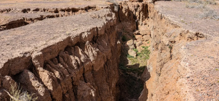 watch-the-earth-split-in-real-time:-stunning-footage-captures-a-2.5-meter-fault-slip-in-seconds