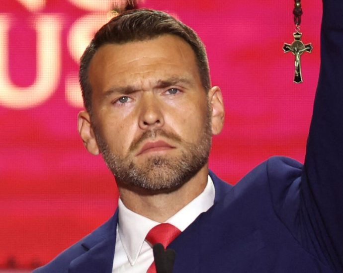 maga-pundit-mercilessly-mocked-over-‘deeply-embarrassing-take’-on-famous-fantasy-novel