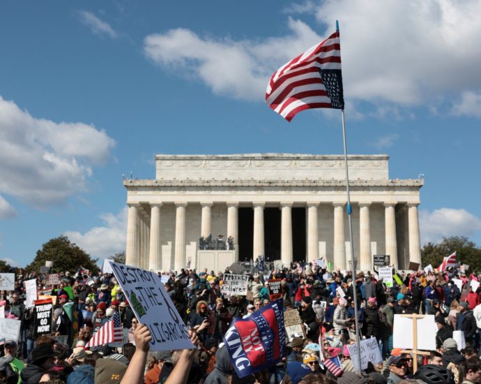 photos:-‘no-kings’-protests-erupt-across-the-us,-with-a-minnesota-focus