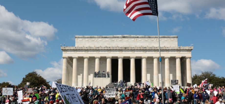 photos:-‘no-kings’-protests-erupt-across-the-us,-with-a-minnesota-focus