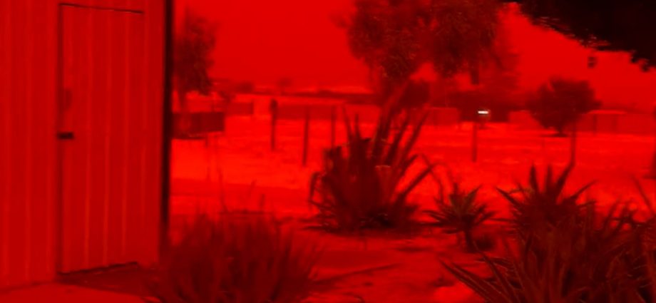 sky-turns-bright-red-in-western-australia-ahead-of-tropical-cyclone-narelle