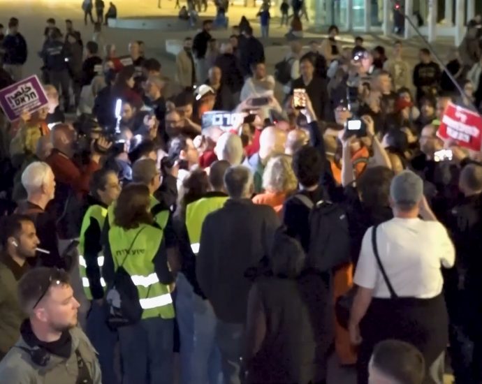 dozens-detained-in-tel-aviv-as-anti-war-protest-turns-violent