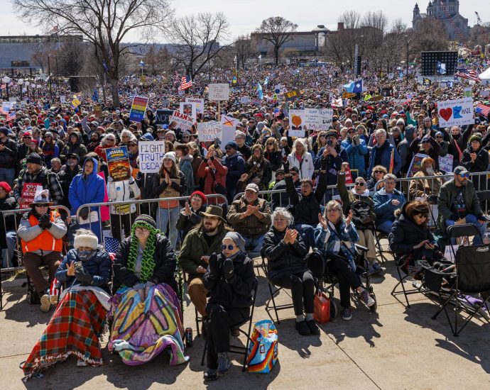 demonstrators-nationwide-take-part-in-thousands-of-‘no-kings’-rallies