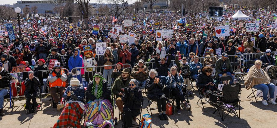 demonstrators-nationwide-take-part-in-thousands-of-‘no-kings’-rallies