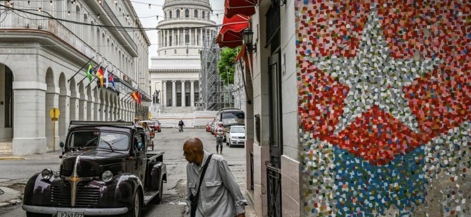 as-us.-threatens,-cubans-look-ahead,-with-hope-and-trepidation