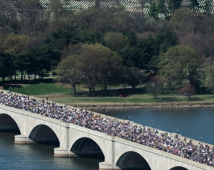 see-some-of-the-most-powerful-photos-from-‘no-kings’-protests-across-the-country