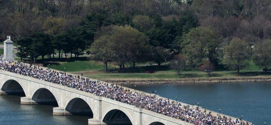 see-some-of-the-most-powerful-photos-from-‘no-kings’-protests-across-the-country