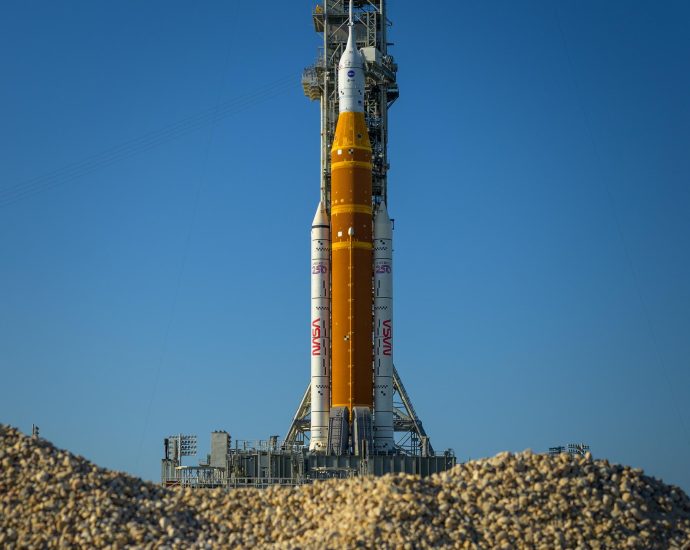 final-preparations-underway-for-nasa’s-moon-mission