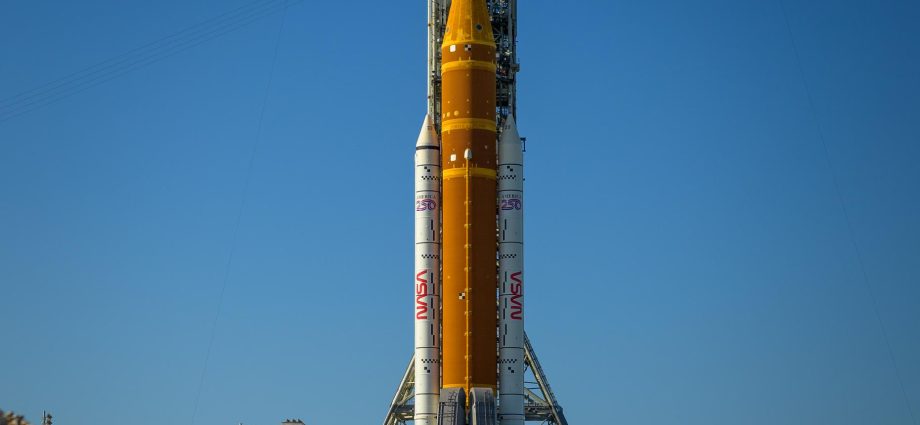 final-preparations-underway-for-nasa’s-moon-mission