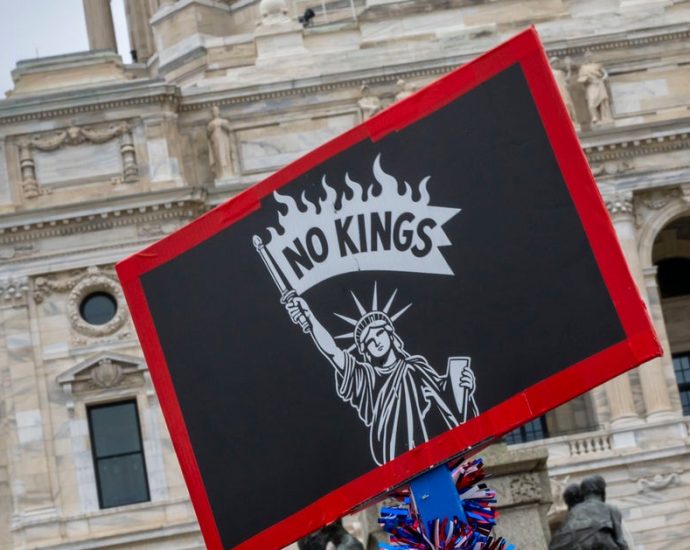 ‘no-kings’-rallies-draw-crowds-across-us,-in-europe.-springsteen-headlines-minnesota-demonstration
