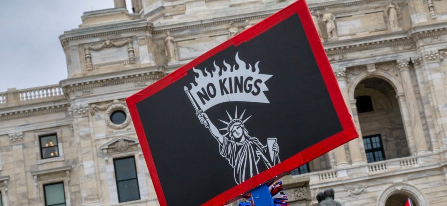 ‘no-kings’-rallies-draw-crowds-across-us,-in-europe.-springsteen-headlines-minnesota-demonstration