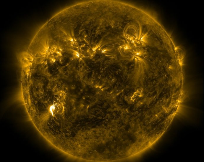 strong-solar-flare-erupts-from-sun
