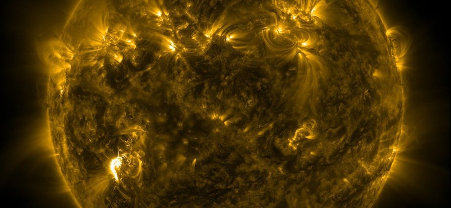strong-solar-flare-erupts-from-sun